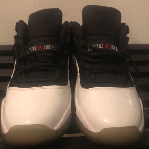 Womens blk and white Jordan’s sz 7b